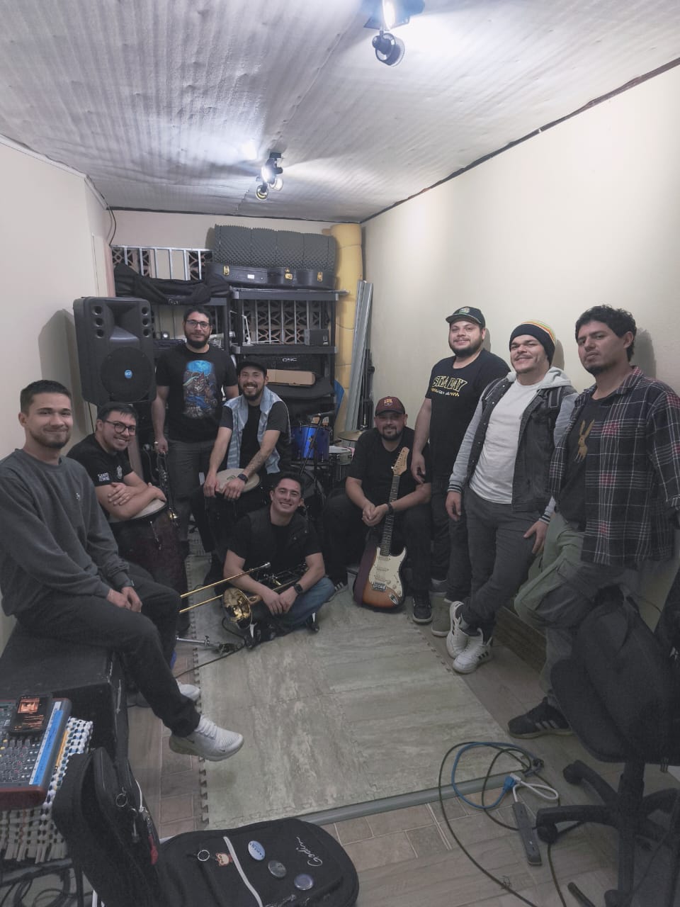 Integrantes de The Last Brownie en sala de ensayo